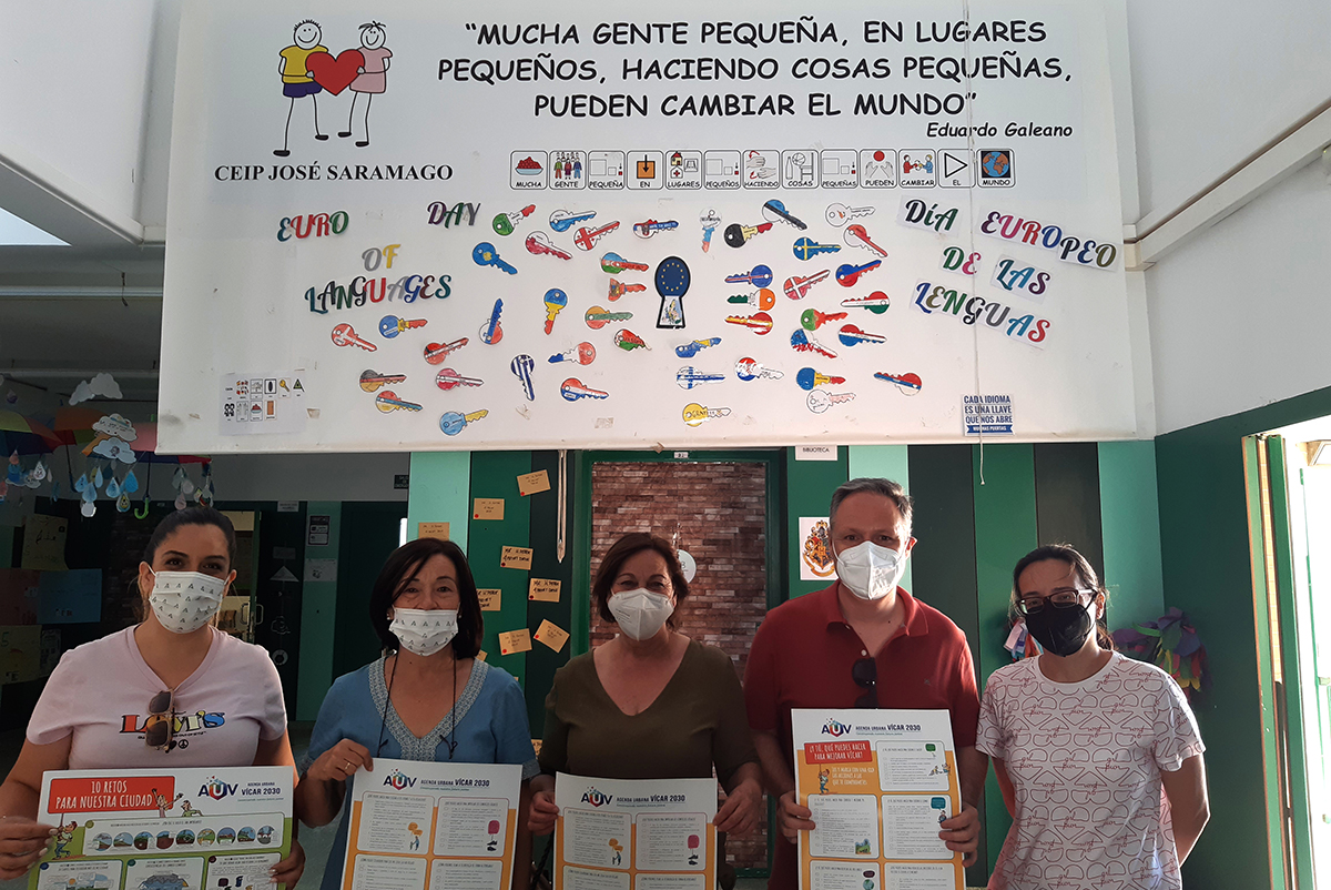Miembros del colegio José Saramago y personal municipal y técnico con los carteles de la AUV