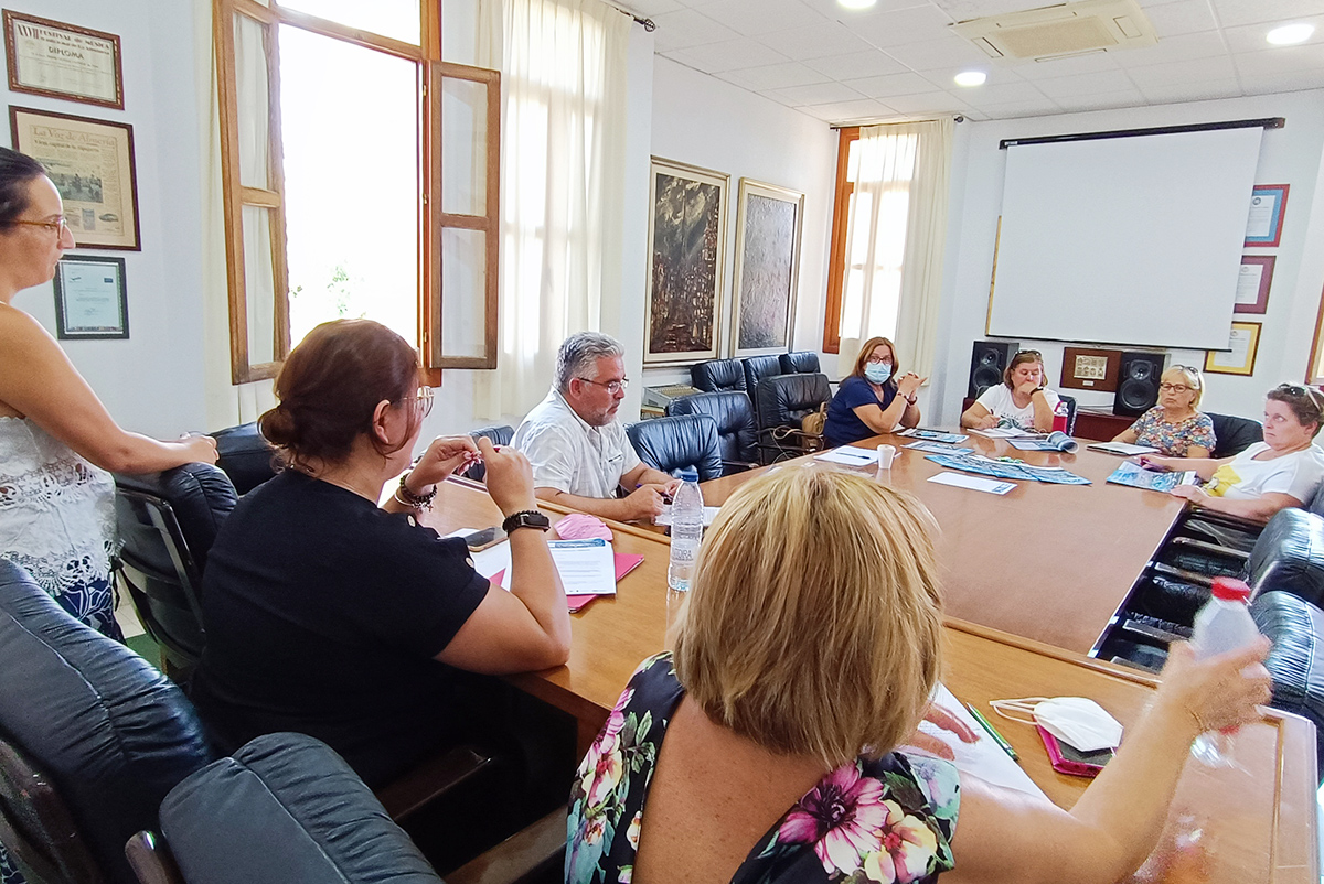 Las representantes de las asociaciones de Mujeres de Vícar con miembros del ayuntamiento el 29 de julio.